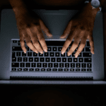 Persona trabajando en su portátil para montar una academia online con herramientas digitales.