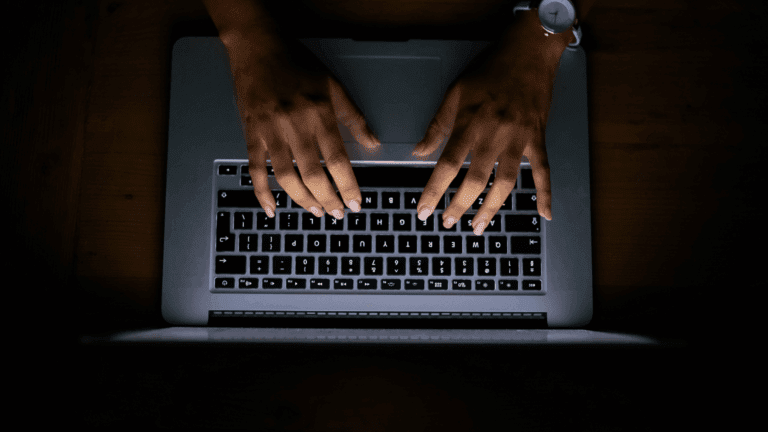 Persona trabajando en su portátil para montar una academia online con herramientas digitales.