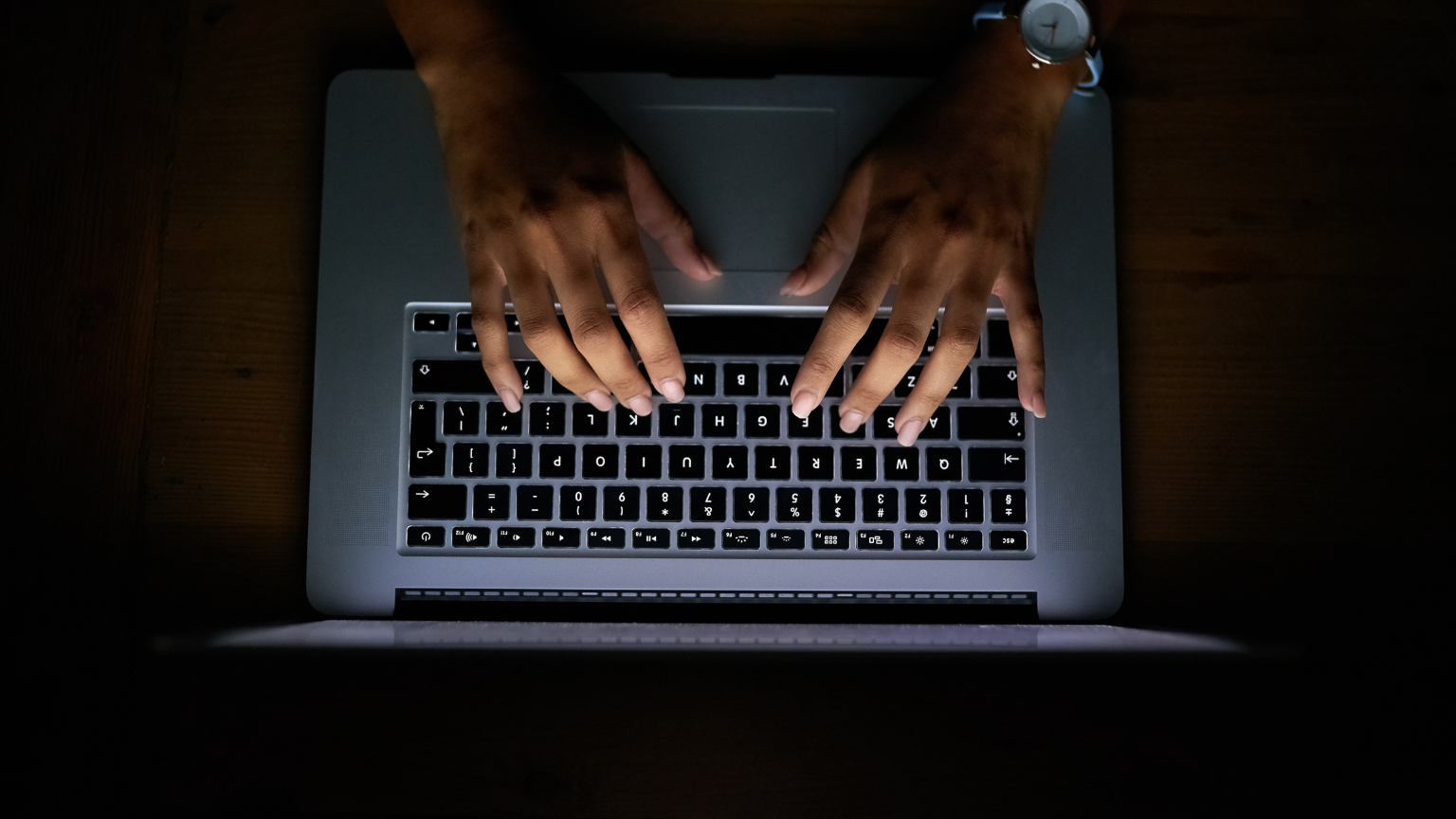 Persona trabajando en su portátil para montar una academia online con herramientas digitales.