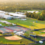 Lonas promocionales colocadas en postes de una pista de pádel para mejorar la visibilidad del patrocinio.