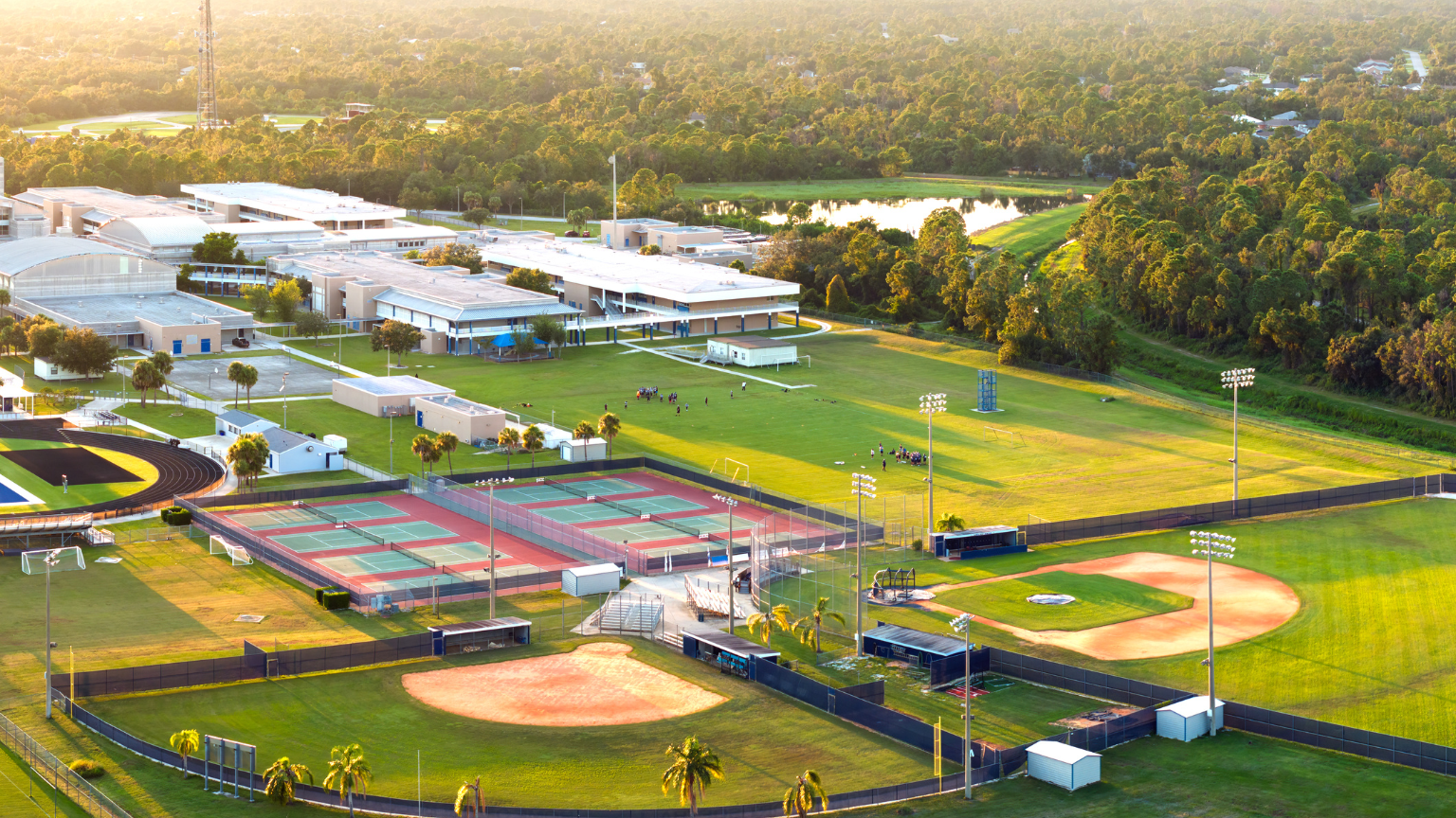 Lonas promocionales colocadas en postes de una pista de pádel para mejorar la visibilidad del patrocinio.