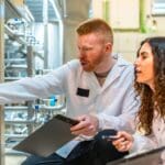 Técnico realizando inspección de calidad en línea de producción industrial