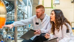 Técnico realizando inspección de calidad en línea de producción industrial