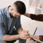 Hombre recibiendo servicios psicológicos en un entorno seguro y acogedor.