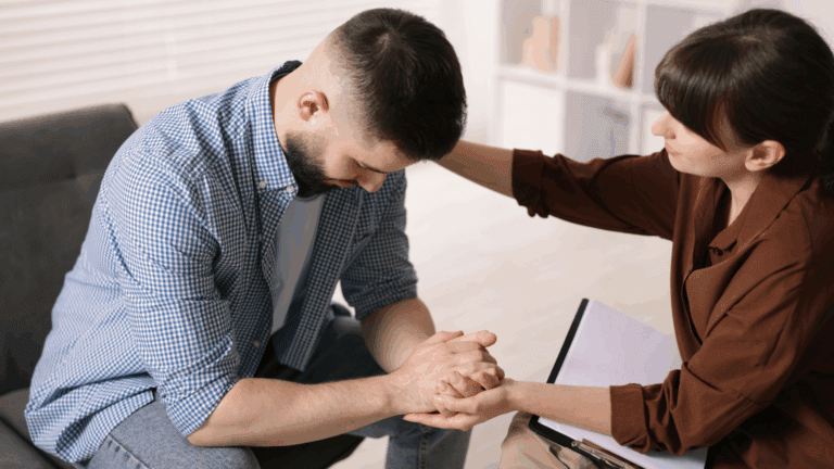 Hombre recibiendo servicios psicológicos en un entorno seguro y acogedor.