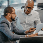 Equipo de consultora para empresas alimentarias asesorando sobre seguridad alimentaria en Madrid.