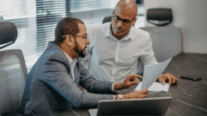 Equipo de consultora para empresas alimentarias asesorando sobre seguridad alimentaria en Madrid.