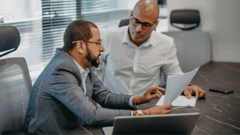 Equipo de consultora para empresas alimentarias asesorando sobre seguridad alimentaria en Madrid.