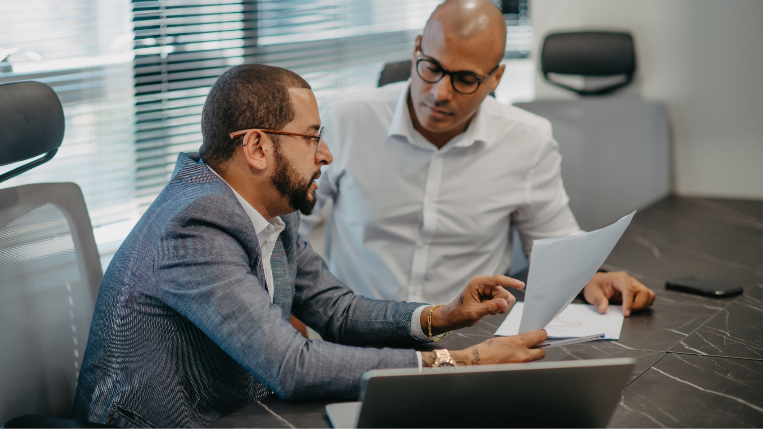 Equipo de consultora para empresas alimentarias asesorando sobre seguridad alimentaria en Madrid.