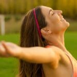 Mujer disfrutando de un estilo de vida saludable con productos naturales en un entorno sostenible