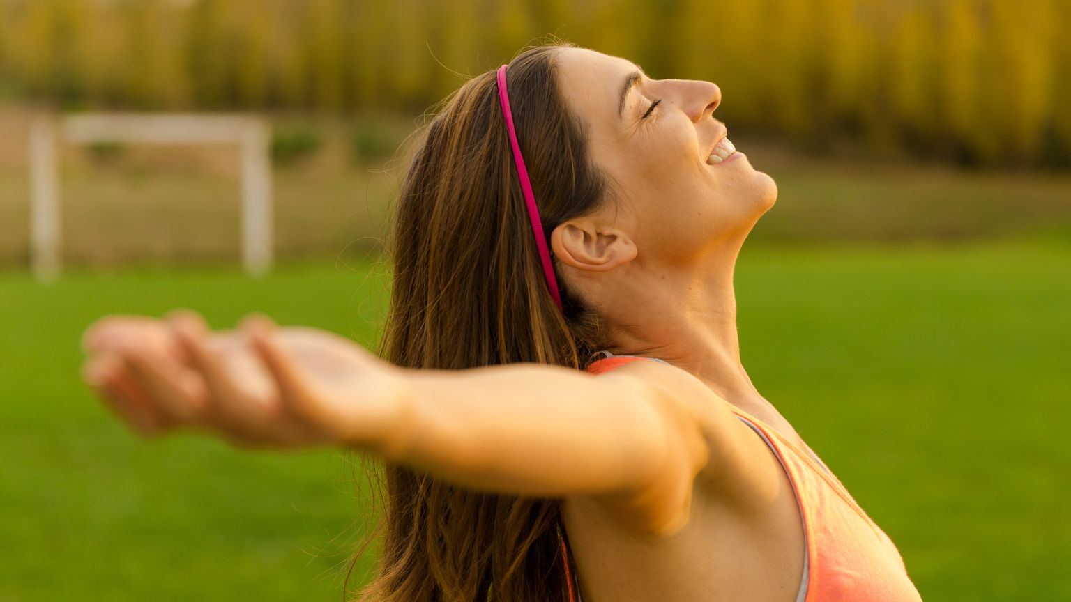 Mujer disfrutando de un estilo de vida saludable con productos naturales en un entorno sostenible