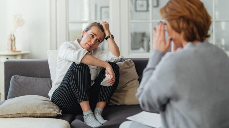 Mujer adulta en terapia emocional conectando con sus emociones profundas para sanar traumas de apego desde una perspectiva psico corporal e integradora