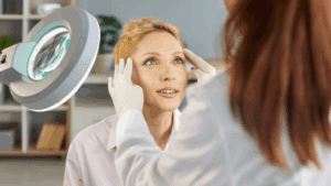 Tratamiento facial no invasivo en clínica de dermatología estética resultados visibles