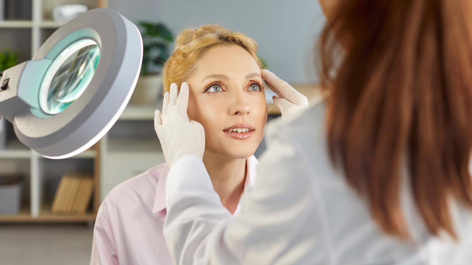 Tratamiento facial no invasivo en clínica de dermatología estética resultados visibles