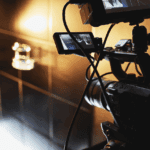 Equipo creativo ofreciendo servicios audiovisuales en estudio corporativo moderno.