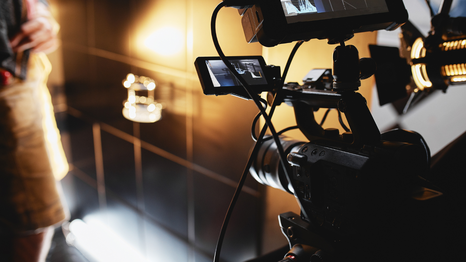 Equipo creativo ofreciendo servicios audiovisuales en estudio corporativo moderno.