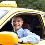 Conductor de servicio de transporte privado recogiendo a un pasajero en el campo