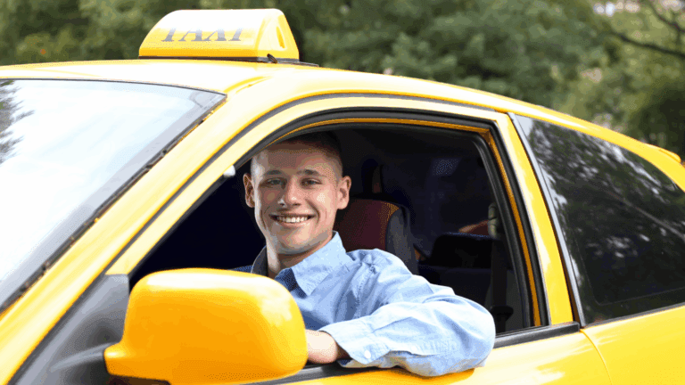 Conductor de servicio de transporte privado recogiendo a un pasajero en el campo