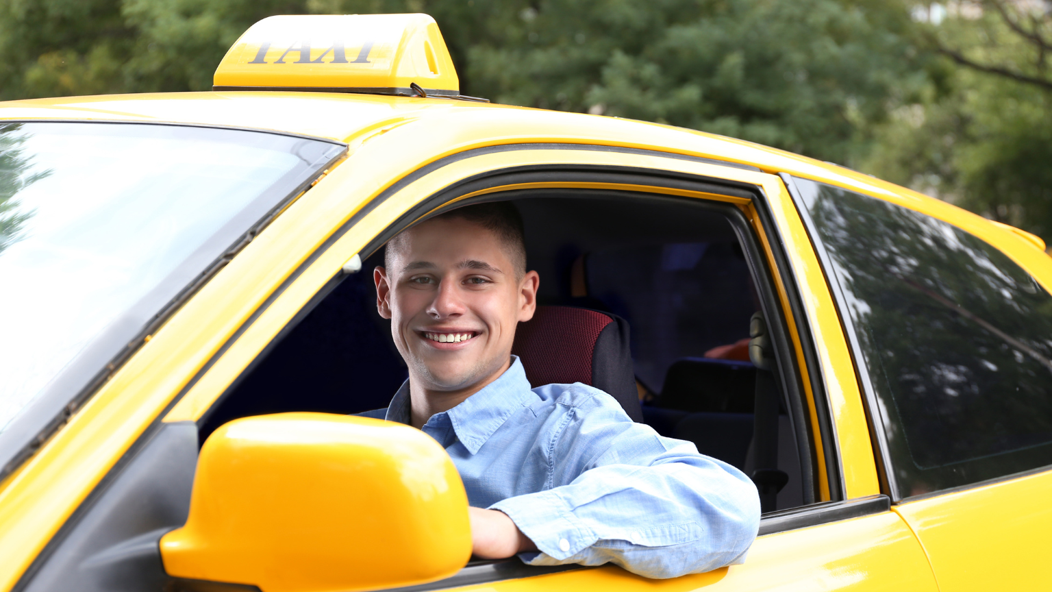 Conductor de servicio de transporte privado recogiendo a un pasajero en el campo