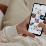 Persona usando una app de comida a domicilio desde casa para pedir su plato favorito fácilmente desde el móvil