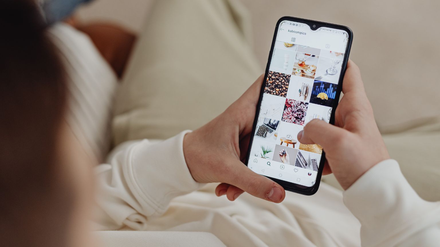 Persona usando una app de comida a domicilio desde casa para pedir su plato favorito fácilmente desde el móvil