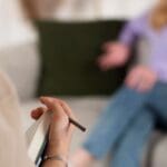 Sesión de terapia psicológica en Valencia con un ambiente tranquilo y acogedor, simbolizando apoyo emocional y salud mental