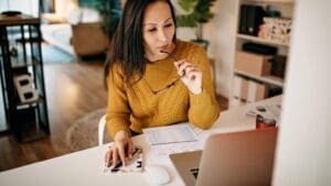 Mujer revisando gráficos y analizando información como parte de una consultoría de negocios