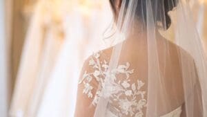 Novia luciendo vestido de boda según el entorno de celebración, ideal para bodas en la playa, jardín o espacios elegantes.