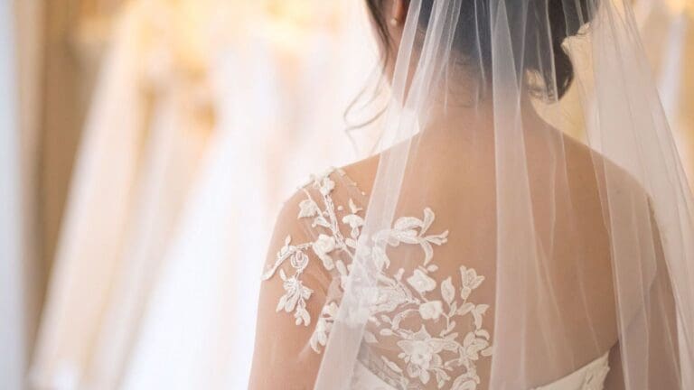 Novia luciendo vestido de boda según el entorno de celebración, ideal para bodas en la playa, jardín o espacios elegantes.