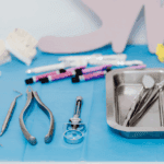 Clínica dental con equipamiento odontológico digital y convencional en uso