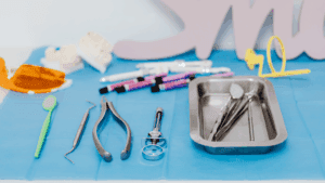 Clínica dental con equipamiento odontológico digital y convencional en uso