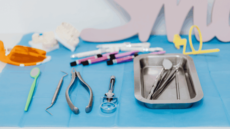 Clínica dental con equipamiento odontológico digital y convencional en uso