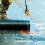 Proceso de impermeabilización de balsas con materiales geosintéticos en proyectos sostenibles de gestión hídrica y construcción técnica en zonas agrícolas o industriales