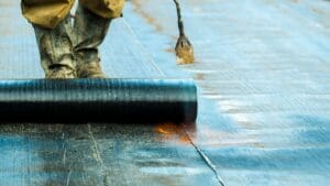 Proceso de impermeabilización de balsas con materiales geosintéticos en proyectos sostenibles de gestión hídrica y construcción técnica en zonas agrícolas o industriales