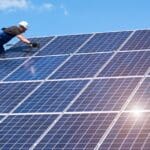 Agente instalando panel solar para mejorar la eficiencia energética de una vivienda en España.