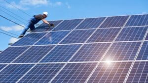 Agente instalando panel solar para mejorar la eficiencia energética de una vivienda en España.