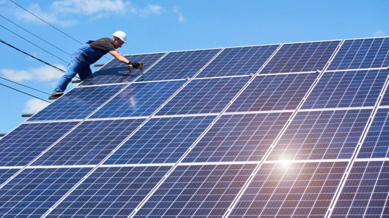 Agente instalando panel solar para mejorar la eficiencia energética de una vivienda en España.