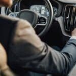 conductor manejando el panel digital de un taxi en Sant Cugat durante un servicio