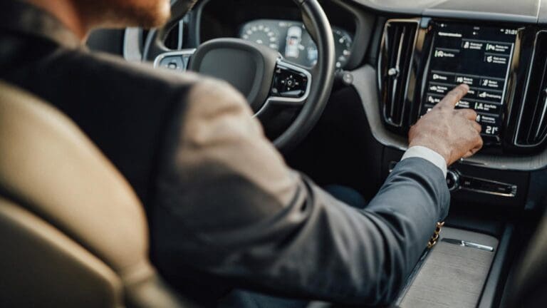 conductor manejando el panel digital de un taxi en Sant Cugat durante un servicio