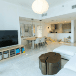 Sala moderna preparada como alojamiento para empresas en estancias laborales.