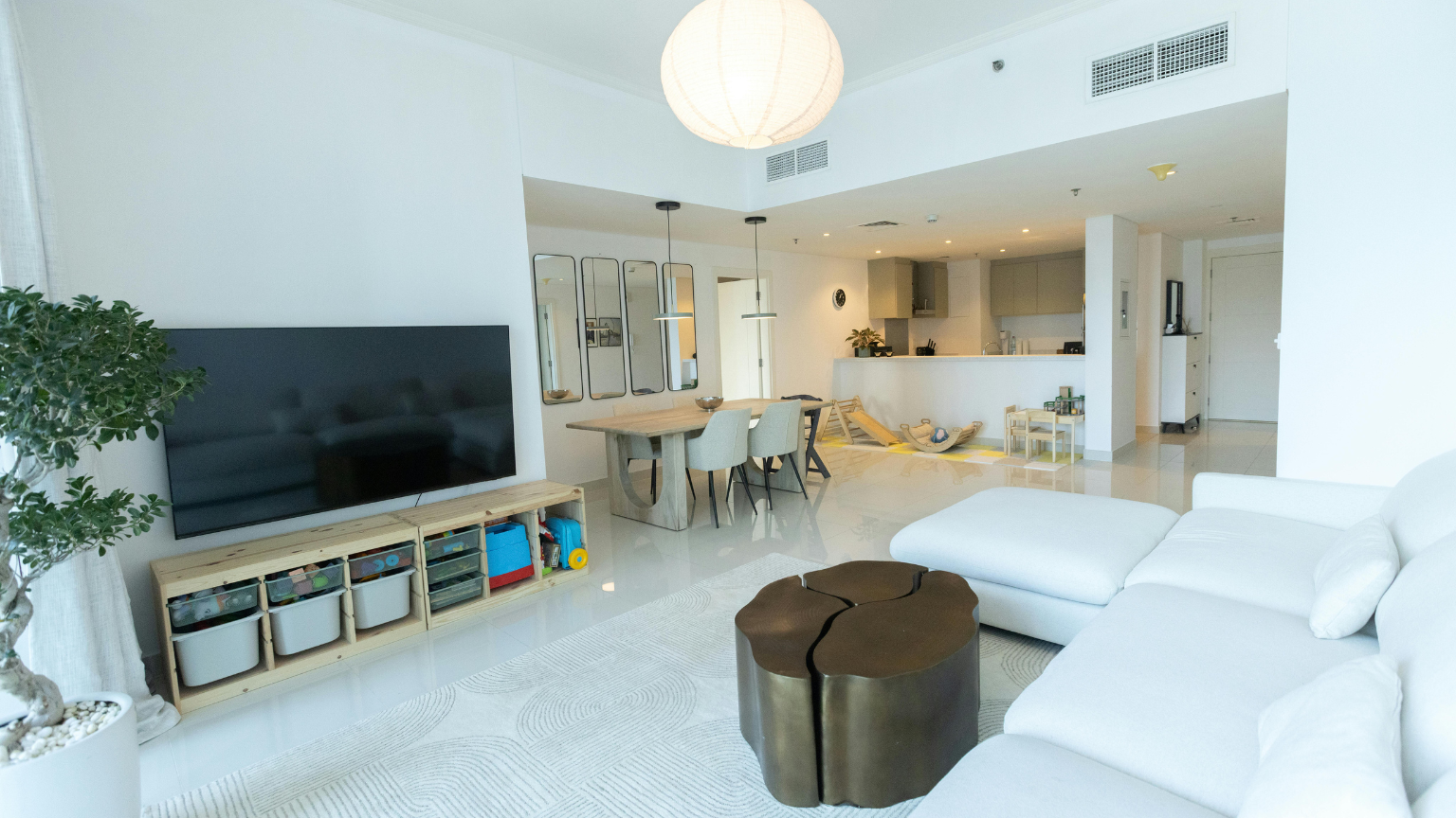 Sala moderna preparada como alojamiento para empresas en estancias laborales.