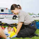 Ambulancia para eventos con personal sanitario cubriendo un concierto al aire libre