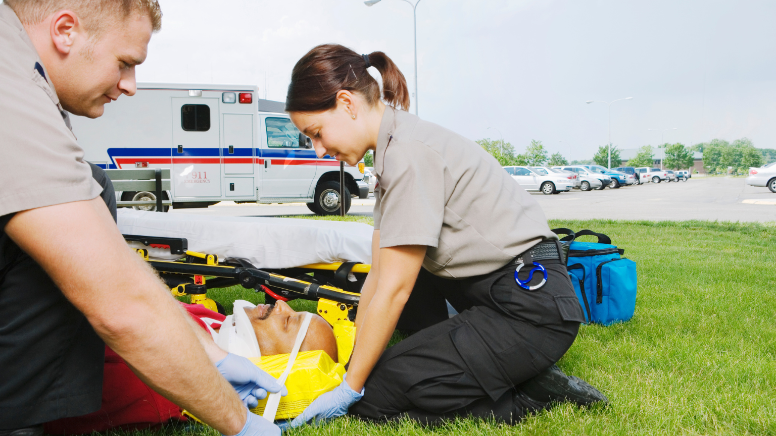 Ambulancia para eventos con personal sanitario cubriendo un concierto al aire libre