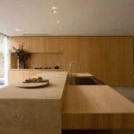 Salón moderno decorado con colores suaves, mobiliario de líneas curvas y elementos naturales que reflejan las tendencias de decoración de interiores 2026