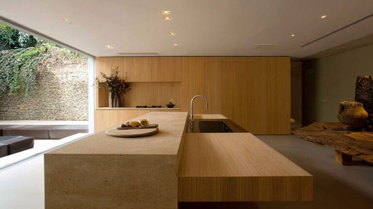 Salón moderno decorado con colores suaves, mobiliario de líneas curvas y elementos naturales que reflejan las tendencias de decoración de interiores 2026