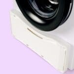 Cesto plegable para ropa junto a lavadora en hogar moderno y ordenado