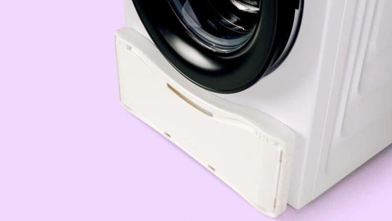 Cesto plegable para ropa junto a lavadora en hogar moderno y ordenado