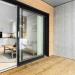 Ventanas y puertas de aluminio modernas instaladas en fachada de vivienda luminosa y funcional