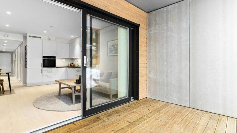 Ventanas y puertas de aluminio modernas instaladas en fachada de vivienda luminosa y funcional