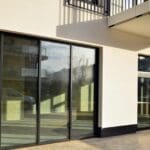 Fachada de local comercial relacionada con la licencia de actividad